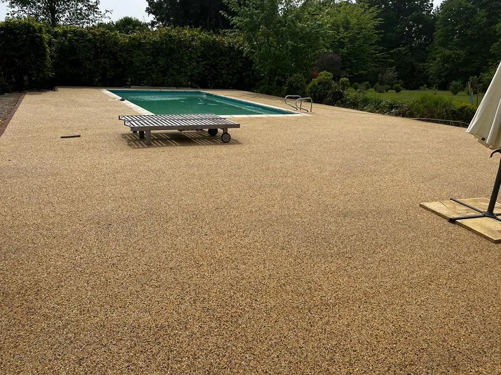 Finished warm resin-bound pool surround